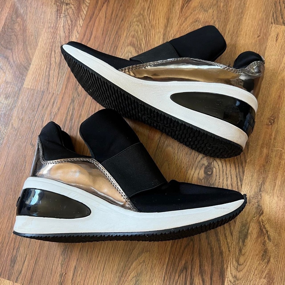 DKNY black Gold Wedge Sneakers Metallic Accents Size 6.5 Women's Designer y2k